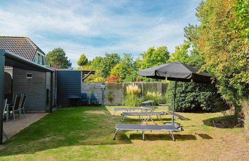Ouddorp House | The holiday home “Zuiderdiep 2” is located in the front part of the North Sea Park. It is a family friendly and dog friendly cozy and spacious house with a large enclosed garden.