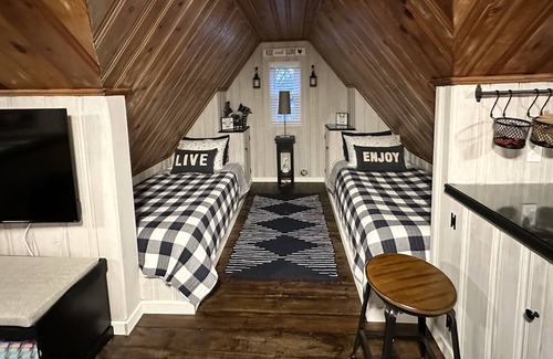 Lebanon House | The Homespun Landing w/new hot tub