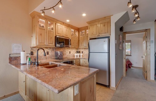 Tahoe Village Condo | The Honeymoon Lodge, unit H(SL750-H)