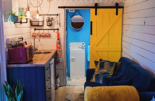 County Meath Cabin | The Horrrsebox Tinyhouse🐎nQuirky romantic Tiny House with Hottub In Ireland.