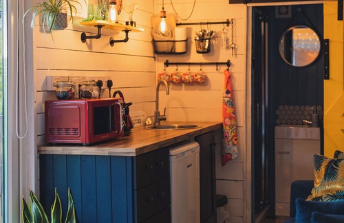 County Meath Cabin | The Horrrsebox Tinyhouse🐎nQuirky romantic Tiny House with Hottub In Ireland.