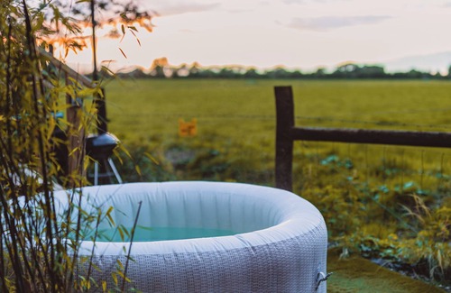 County Meath Cabin | The Horrrsebox Tinyhouse🐎nQuirky romantic Tiny House with Hottub In Ireland.