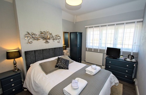 Cooling Hotel | The Horseshoe and Castle