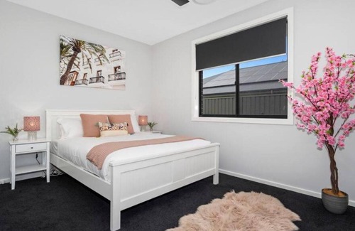 Kitchener House | The Hot Tub Haven at Onyx Abode Style & Class and room for 15 guests