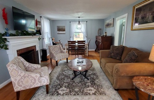 Lakeside House | THE HOUSE AT BRYAN PARK at the heart of Richmond! Luxury! Outdoor Fun! Piano!