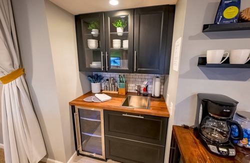 Loveland Apartment | The Hummingbird Hideaway with a Hillside View