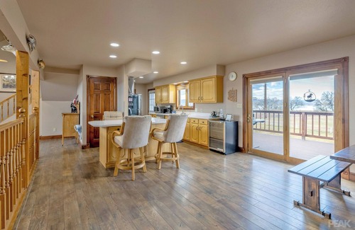 Helena House | The Hunter's Lodge on Hauser: The Perfect Getaway!