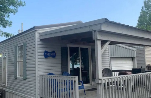 Hornbeak House | The Hut. Cozy 2-bedroom mobile home on peaceful Reelfoot Lake with boat shed