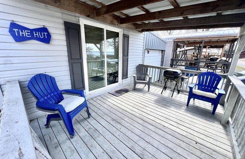 Hornbeak House | The Hut. Cozy 2-bedroom mobile home on peaceful Reelfoot Lake with boat shed