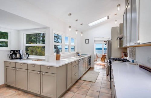 Indianola Apartment | The Hygge Hideaway with Breathtaking Views