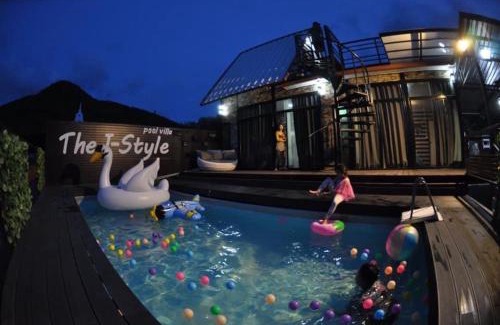 Sattahip House | The I-style pool villa