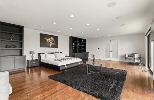 Hollywood Hills West Villa | The Icon on the Hollywood Hills