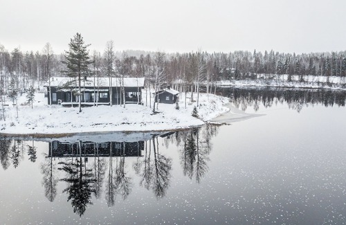 Ranua Villa | The Iconic and cozy 4-bedroom Wikkelä Villa with sauna, jacuzzi & next to river