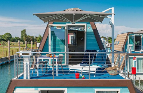 Lignano Sabbiadoro Boat Rental | The ideal place to unwind ? comfortable and modern houseboat on the river Tagliamento.