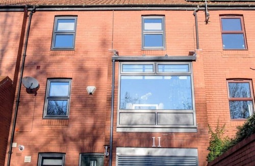 Lincoln House | The Imp’s Pad - Off Steep Hill - Private Parking