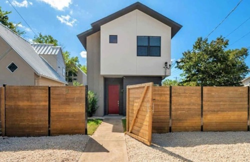 Holly House | The Indigo on 4th | Near Downtown | Austin Hotspots