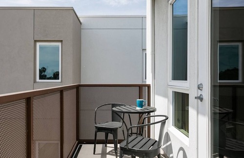 Carthay Circle Condo | The Industrial Suite