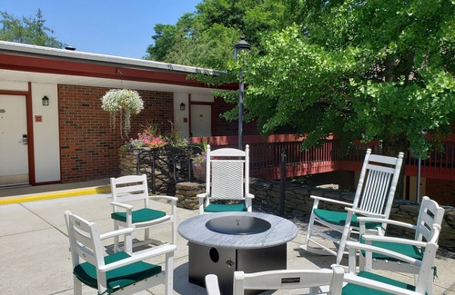 Bernardston Hotel | The Inn At Crumpin Fox