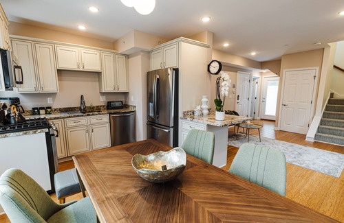 Newton Highlands Apartment | The Inn at Newton Highlands, Suite 2, Apartment-Hotel