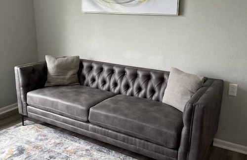 Hamilton Apartment | The Irene - Entire 2 Bedroom Apt in Quilt Town, USA