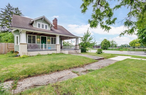 Harters Heights House | The Irish Rover<>Vintage 4BR Home Across St to ND