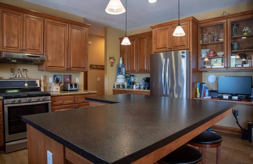 Bradley House | The J's Nest Deluxe - Beautiful Hilltop Home with Charming Cottage!