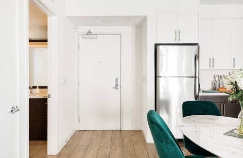Carthay Circle Condo | The James Bond Suite