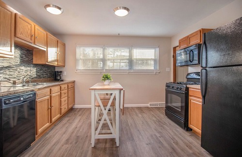 Wooded Estates House | The Joyce - Updated Wooded Estates 3 bedroom house, easy walk to stadium and Backer!