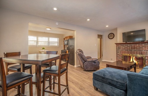 Wooded Estates House | The Joyce - Updated Wooded Estates 3 bedroom house, easy walk to stadium and Backer!