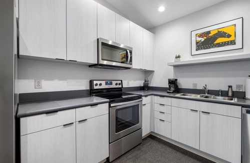 East Market District Condo | The Julep - Chic 2 BR/Stay Nulu Marketplace