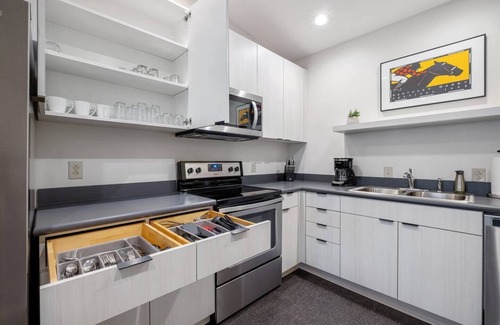 East Market District Condo | The Julep - Chic 2 BR/Stay Nulu Marketplace