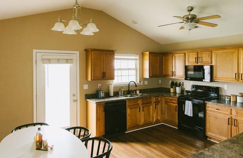 Lexington House | "The Kearney" BRIGHT MODERN STAY w/Yard - 3BR
