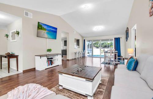 Poinciana House | The Key House Large Pool & Backyard