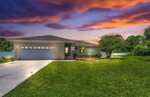 Poinciana House | The Key House Large Pool & Backyard