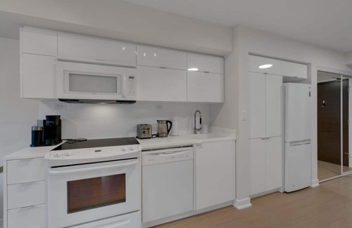CityPlace Hotel | The Kimberly - 5 min to CN Tower - FREE Parking