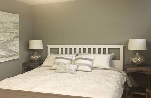 Regina House | The King of Queen has a King size bed and all the amenities of home