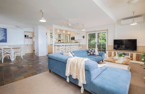 Tuggerawong House | The Lake Haus Spacious Waterfront Escape with Pool