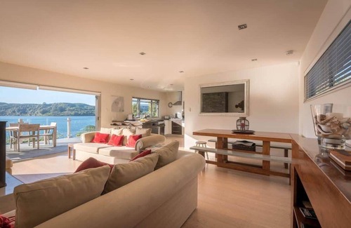 Okere Falls House | The Lake House | Stunning Views + Private Jetty