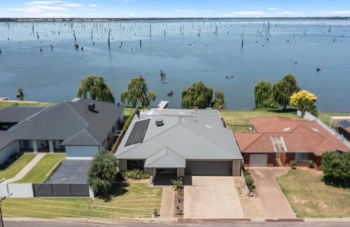 Yarrawonga House | The Lakehouse on Rosemary