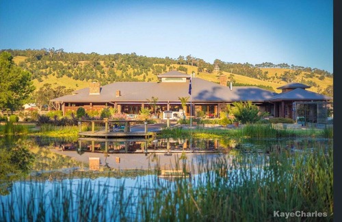 Pakenham House | The Lakehouse with beautiful scenic views/animals