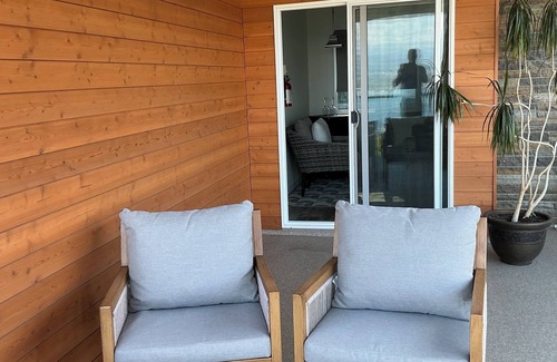 Central Okanagan Apartment | THE LAKEVIEW LOOKOUT, 1 Bedroom - Sleeps 2- walking distance to Lake & Wineries.