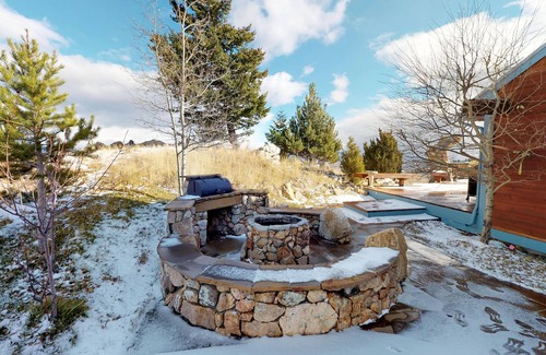 Ennis House | The Last Best Place- The Valley View - Five Bedrooms 3 Baths -multilevel deck