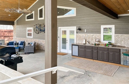 Fayetteville House | The Last Call | 9 min to UofA/Dickson St