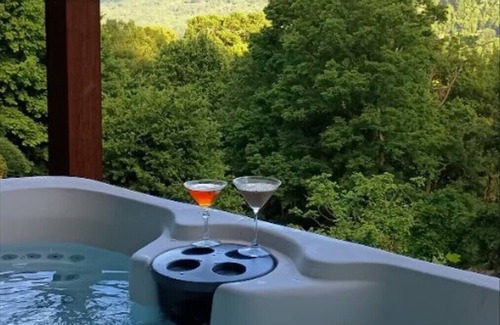 Valley Creek Run Cabin | THE LAZY BEAR, A luxury log cabin nestled in the heart of Maggie Valley.
