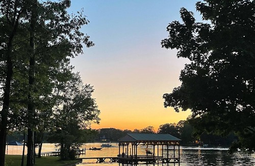 Cedar Bluff Cabin | The Lazy Worm Getaway - Entire cabin with private boat ramp and covered dock