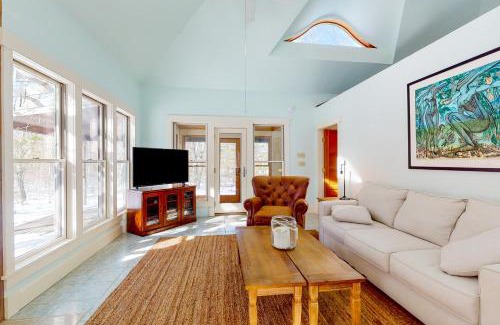 West Tisbury House | The Lemonade Stand