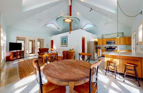 West Tisbury House | The Lemonade Stand
