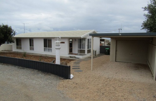 Para Wurlie House | The Lighthouse - lovely 3 bedroom home- Sea glimpses from the back deck!
