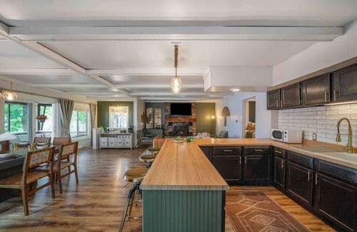 Bitely Cottage | The Lilley Pad w/HotTub & Private Beach