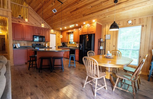 Royal Cabin | The Lillie Pad! nBeautiful cabin just minutes from Lake Quachita!